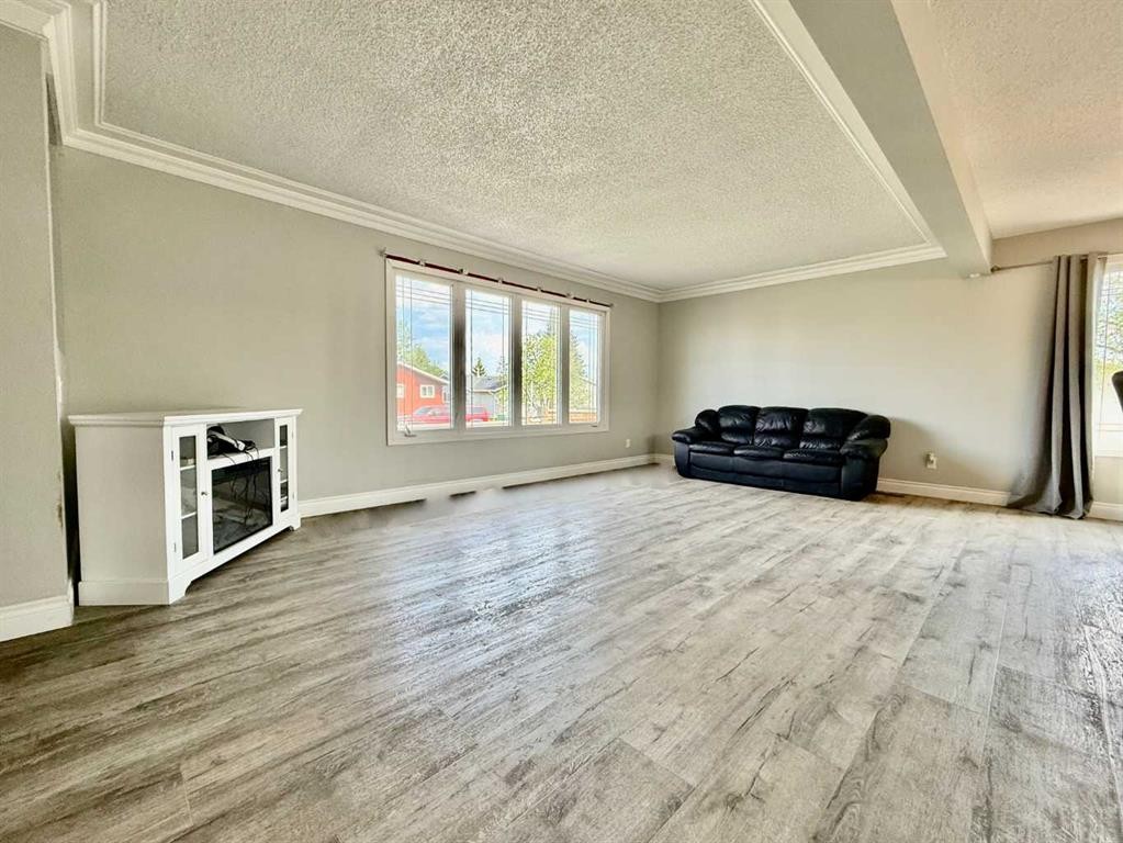 100 Silica Place, Fort Mcmurray, AB - Indoor Photo Showing Living Room