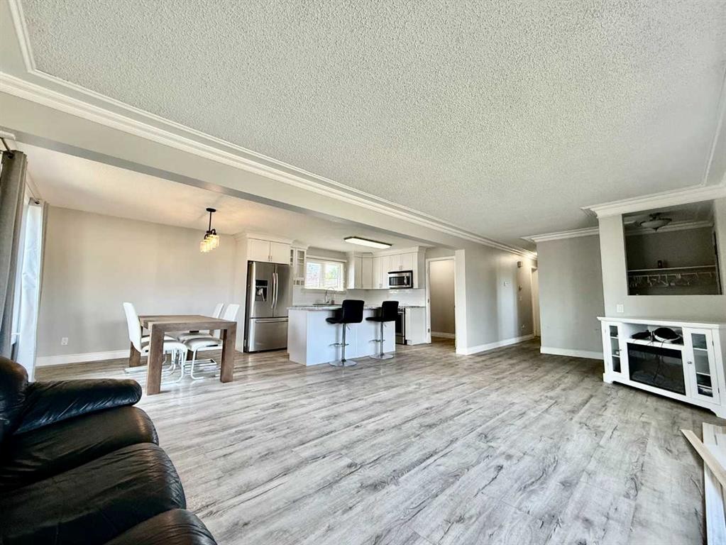 100 Silica Place, Fort Mcmurray, AB - Indoor Photo Showing Living Room