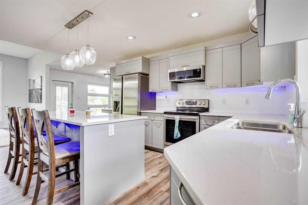 7313 Hughes Avenue, Fort Mcmurray, AB - Indoor Photo Showing Kitchen With Double Sink With Upgraded Kitchen