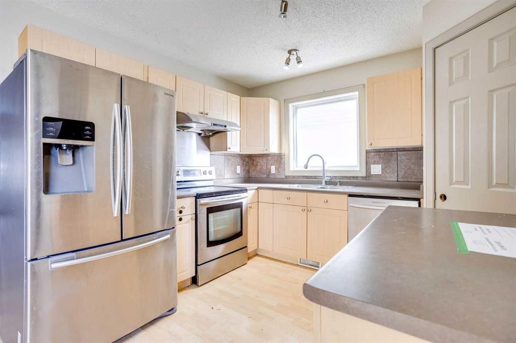 258 Fox Crescent, Fort Mcmurray, AB - Indoor Photo Showing Kitchen With Double Sink