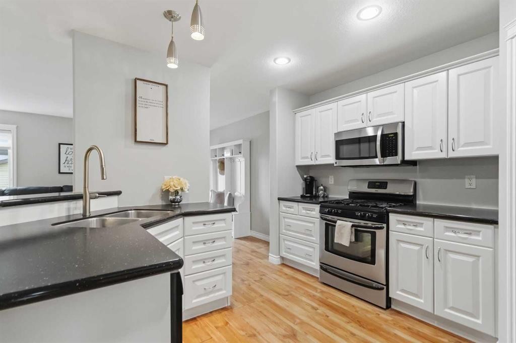 112 Saline Creek Way, Fort Mcmurray, AB - Indoor Photo Showing Kitchen With Double Sink With Upgraded Kitchen