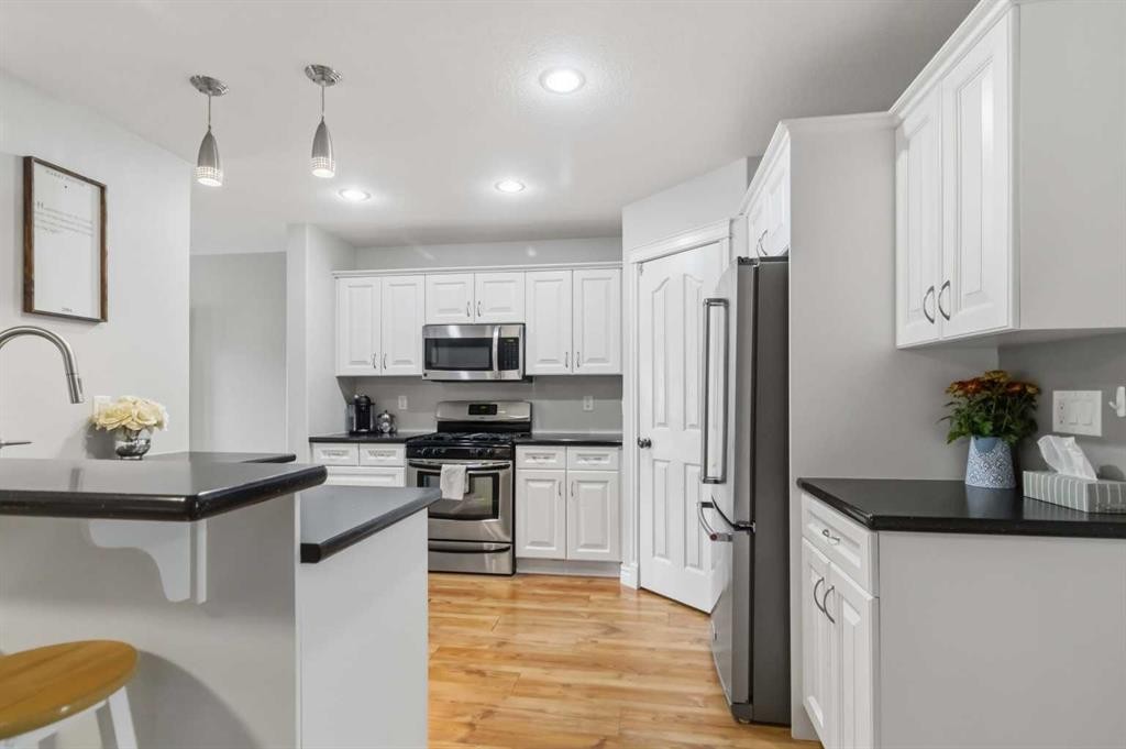 112 Saline Creek Way, Fort Mcmurray, AB - Indoor Photo Showing Kitchen With Stainless Steel Kitchen With Upgraded Kitchen