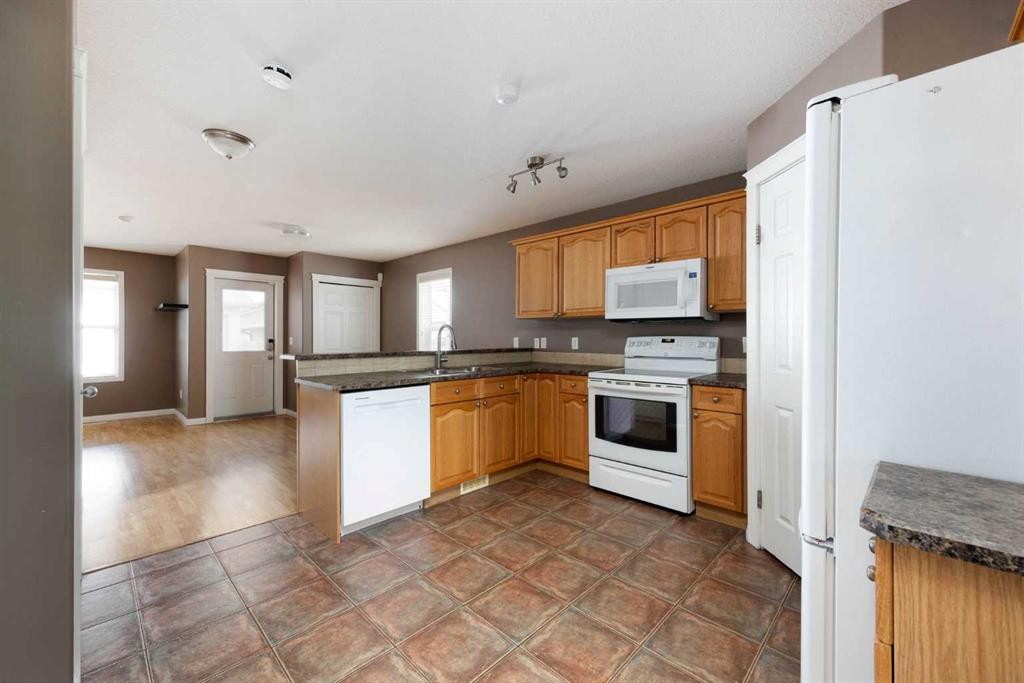 148 Fox Crescent, Fort Mcmurray, AB - Indoor Photo Showing Kitchen