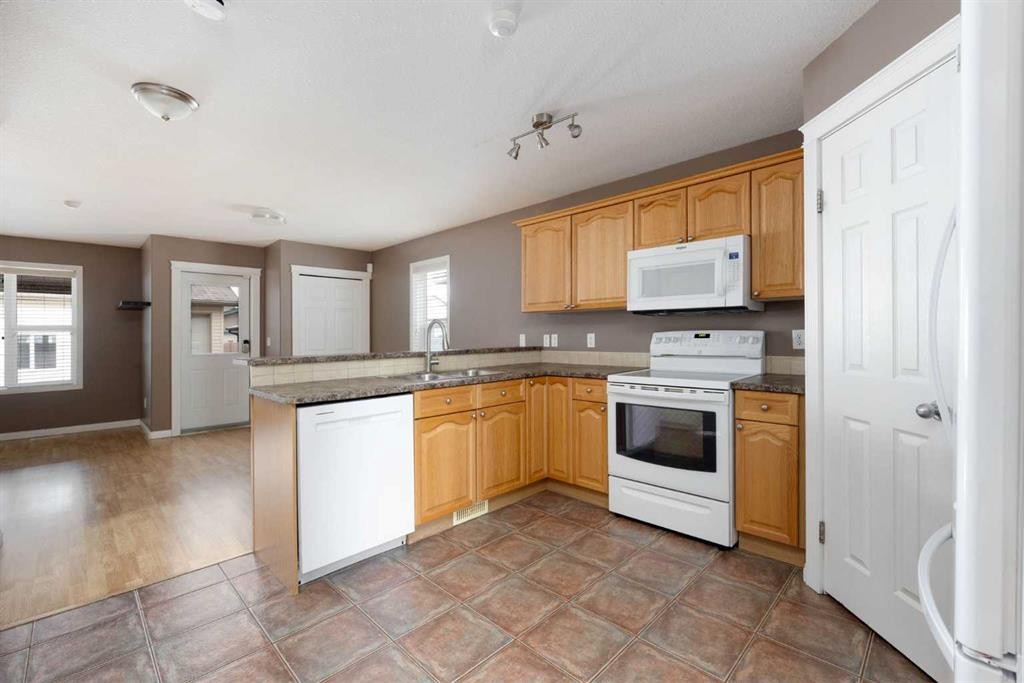 148 Fox Crescent, Fort Mcmurray, AB - Indoor Photo Showing Kitchen