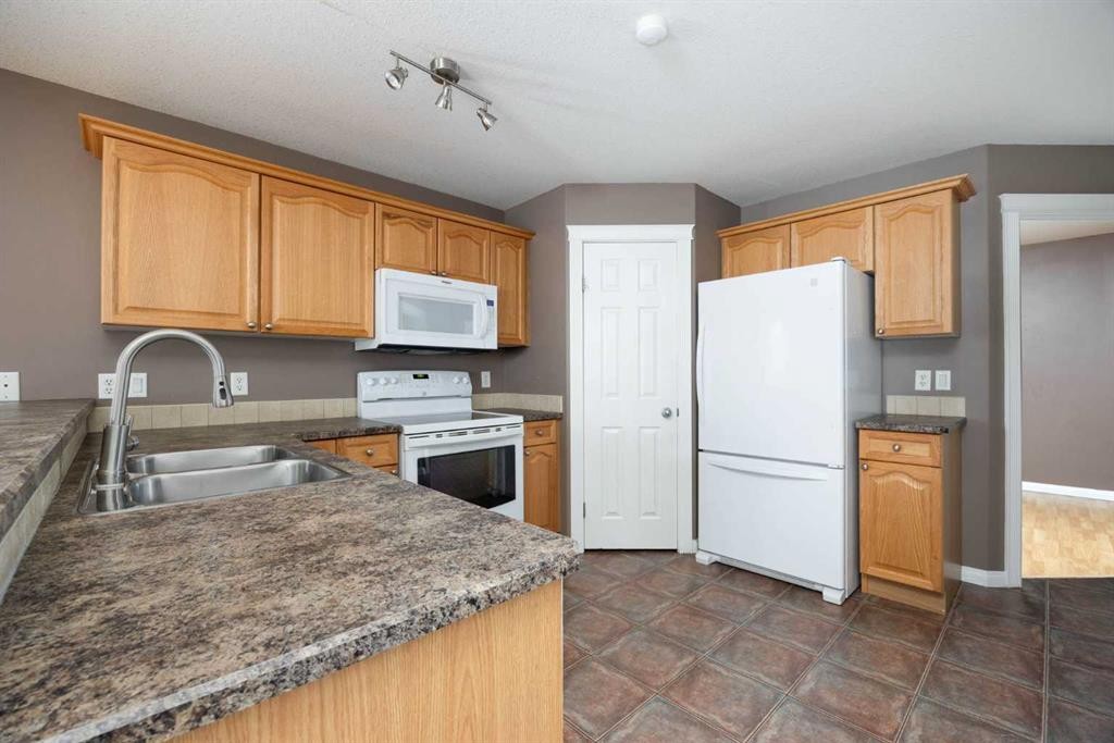 148 Fox Crescent, Fort Mcmurray, AB - Indoor Photo Showing Kitchen With Double Sink