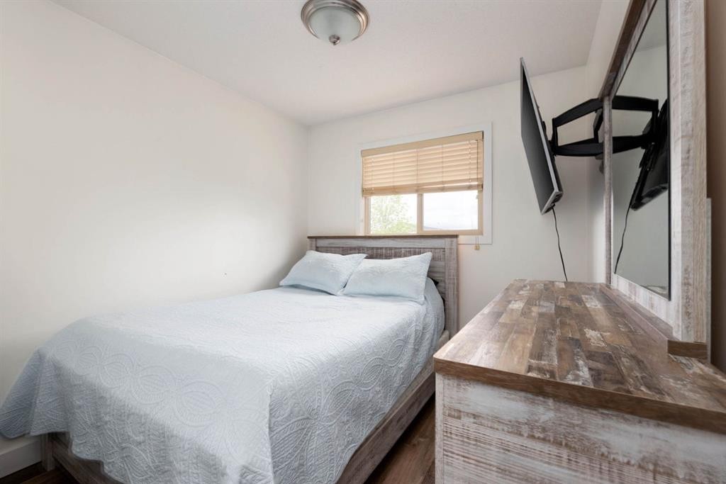 128 Hawthorn Way, Fort Mcmurray, AB - Indoor Photo Showing Bedroom