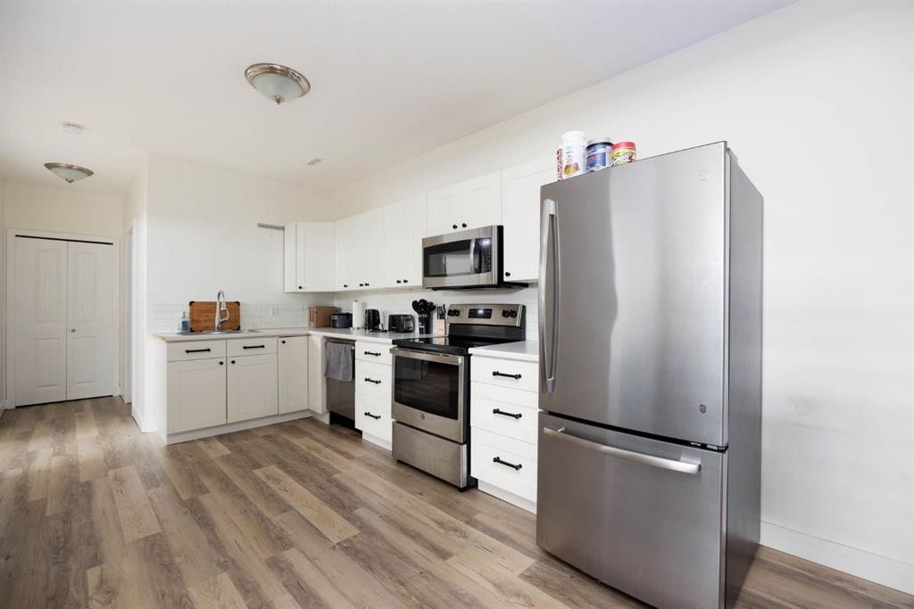 128 Hawthorn Way, Fort Mcmurray, AB - Indoor Photo Showing Kitchen