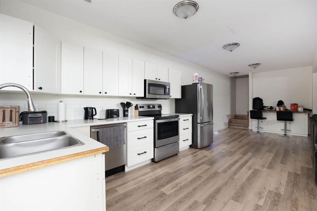 128 Hawthorn Way, Fort Mcmurray, AB - Indoor Photo Showing Kitchen With Double Sink