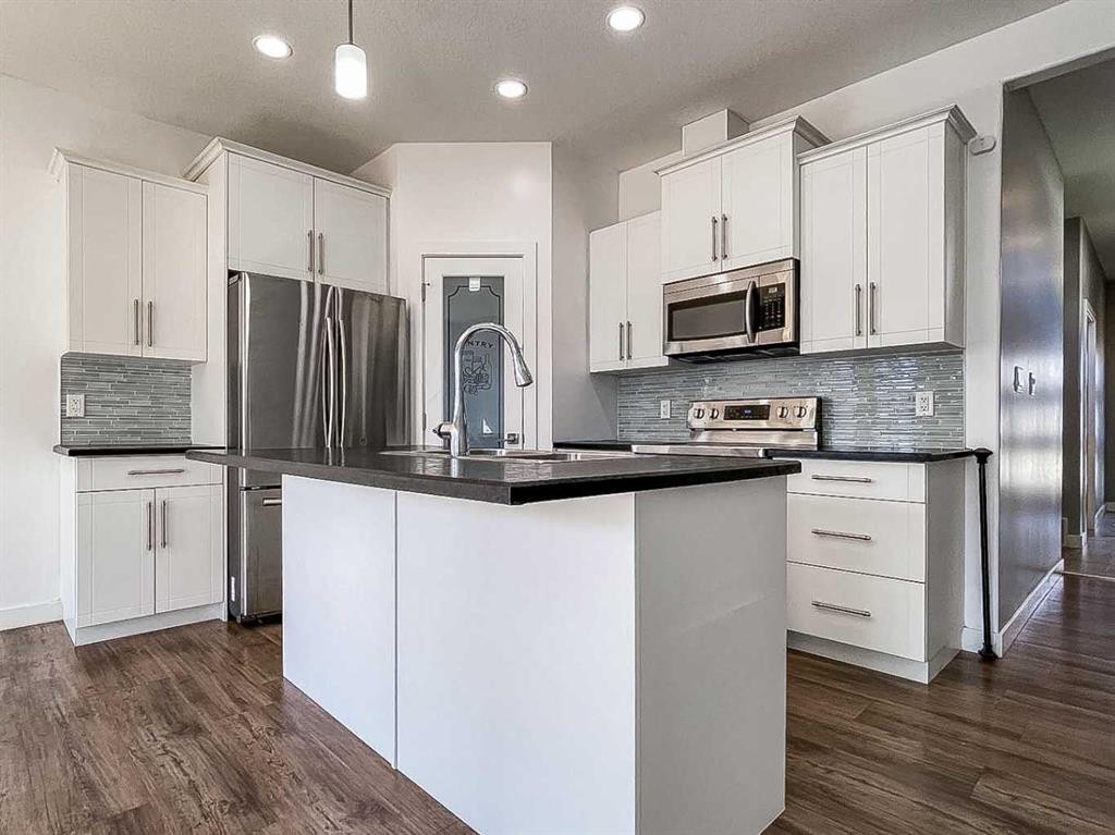 210 Athabasca Avenue, Fort Mcmurray, AB - Indoor Photo Showing Kitchen With Stainless Steel Kitchen With Upgraded Kitchen