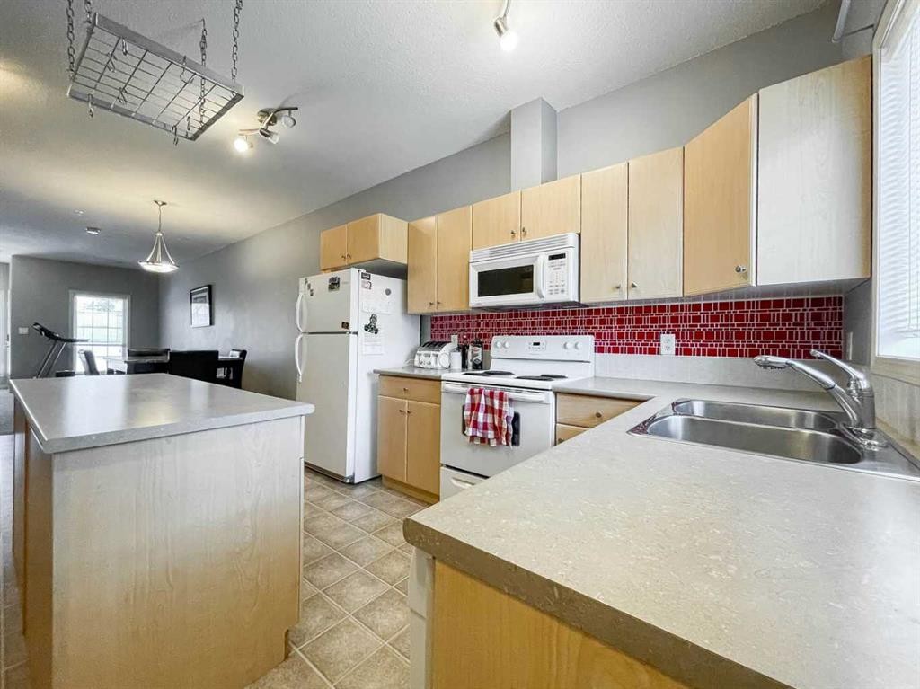 7108-200 Lougheed Drive, Fort Mcmurray, AB - Indoor Photo Showing Kitchen With Double Sink