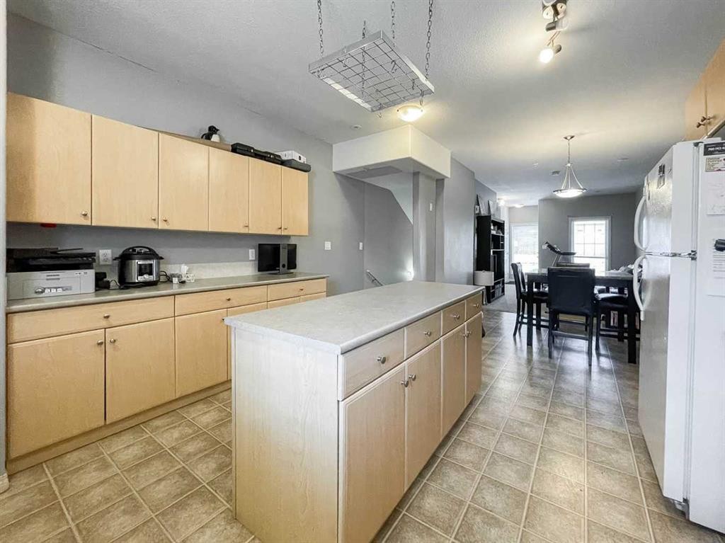 7108-200 Lougheed Drive, Fort Mcmurray, AB - Indoor Photo Showing Kitchen