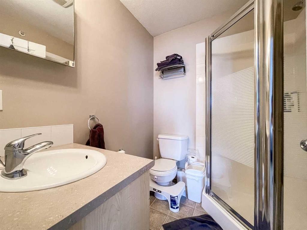7108-200 Lougheed Drive, Fort Mcmurray, AB - Indoor Photo Showing Bathroom