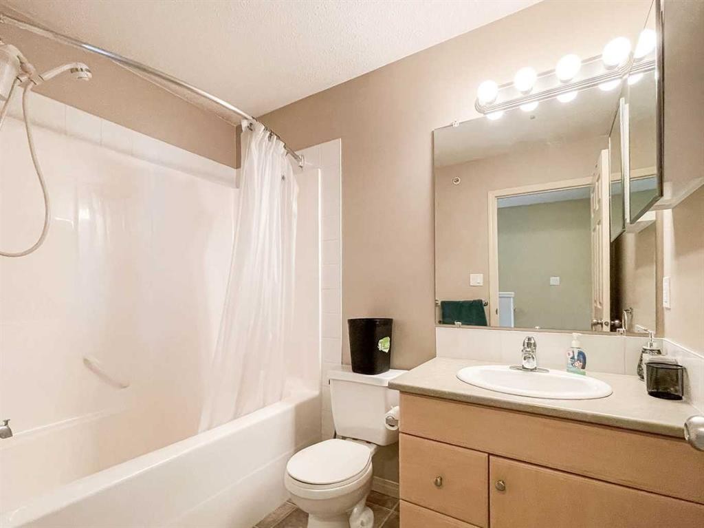7108-200 Lougheed Drive, Fort Mcmurray, AB - Indoor Photo Showing Bathroom