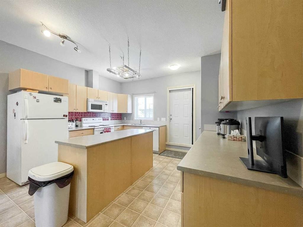 7108-200 Lougheed Drive, Fort Mcmurray, AB - Indoor Photo Showing Kitchen