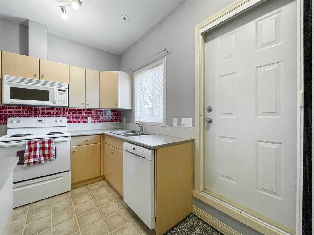 7108-200 Lougheed Drive, Fort Mcmurray, AB - Indoor Photo Showing Kitchen With Double Sink