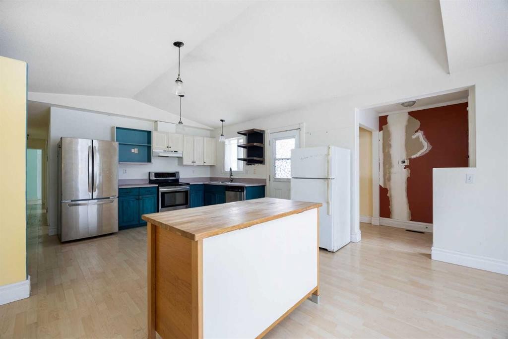 101 Black Bear Crescent, Fort Mcmurray, AB - Indoor Photo Showing Kitchen