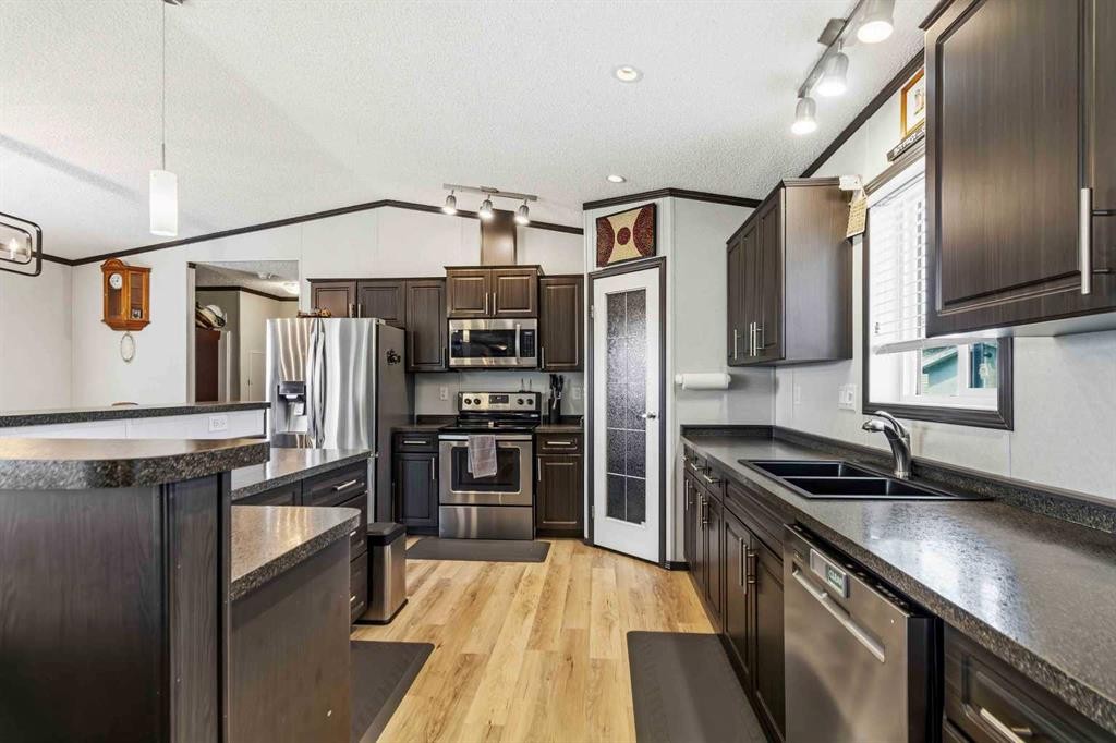 185 Grey Crescent, Fort Mcmurray, AB - Indoor Photo Showing Kitchen With Double Sink With Upgraded Kitchen