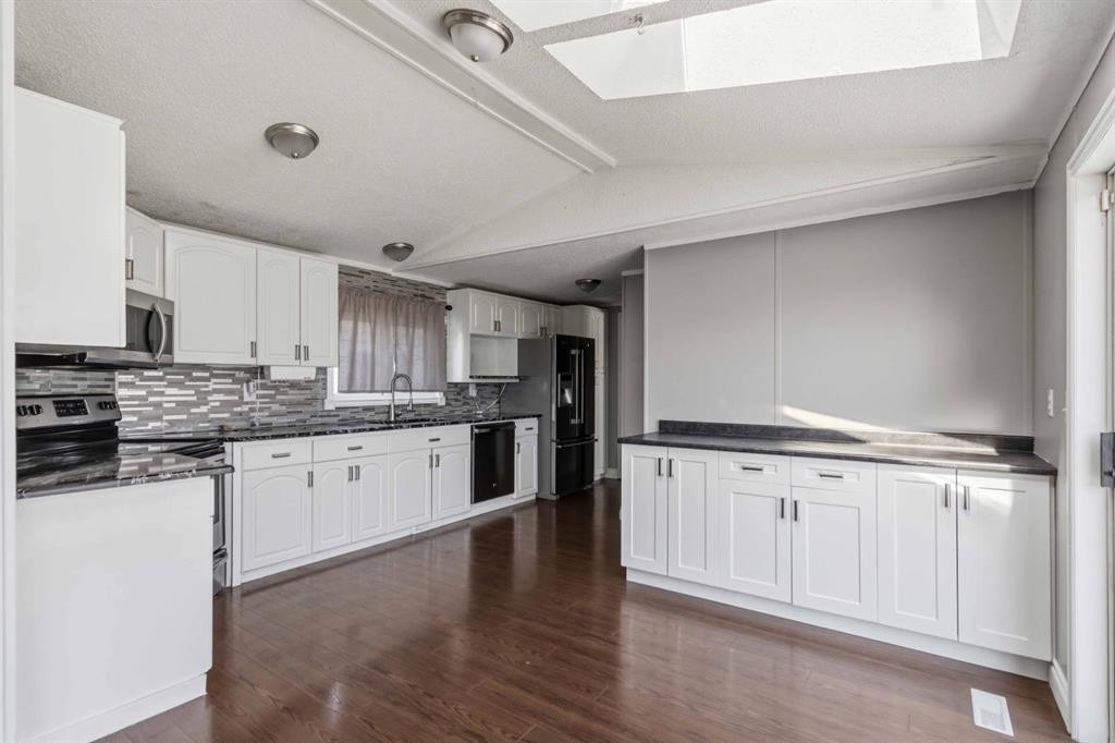 137 Cree Road, Fort Mcmurray, AB - Indoor Photo Showing Kitchen With Upgraded Kitchen