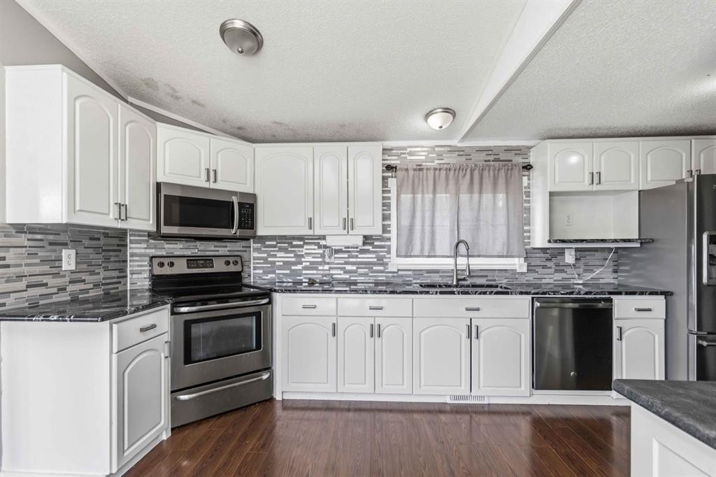 137 Cree Road, Fort Mcmurray, AB - Indoor Photo Showing Kitchen With Upgraded Kitchen