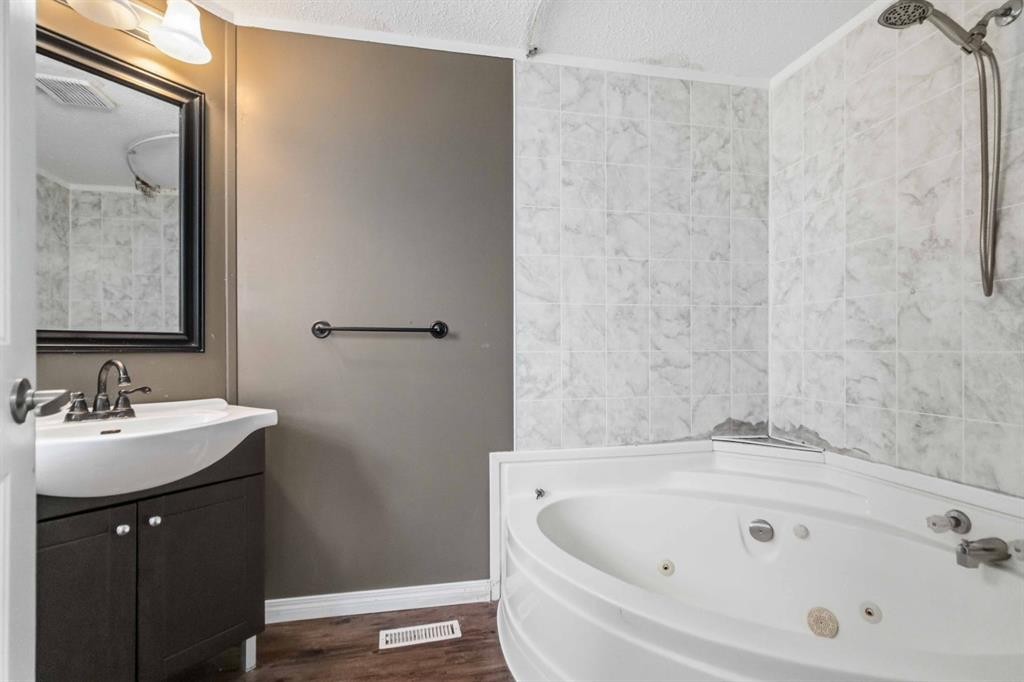 137 Cree Road, Fort Mcmurray, AB - Indoor Photo Showing Bathroom