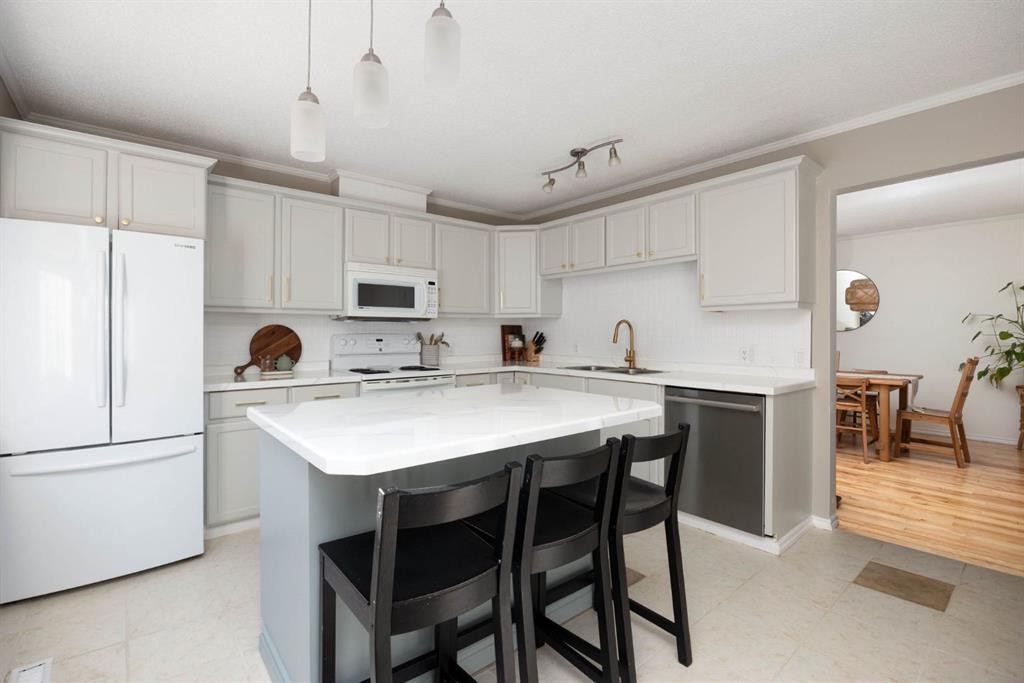 254 Wolverine Drive, Fort Mcmurray, AB - Indoor Photo Showing Kitchen