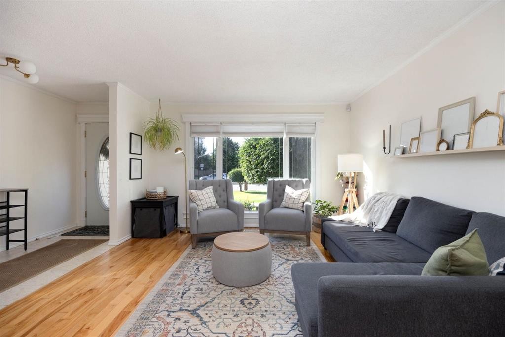 254 Wolverine Drive, Fort Mcmurray, AB - Indoor Photo Showing Living Room