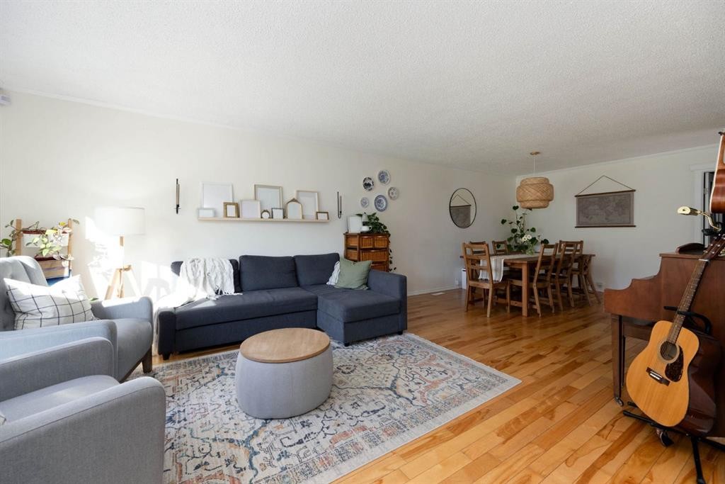 254 Wolverine Drive, Fort Mcmurray, AB - Indoor Photo Showing Living Room