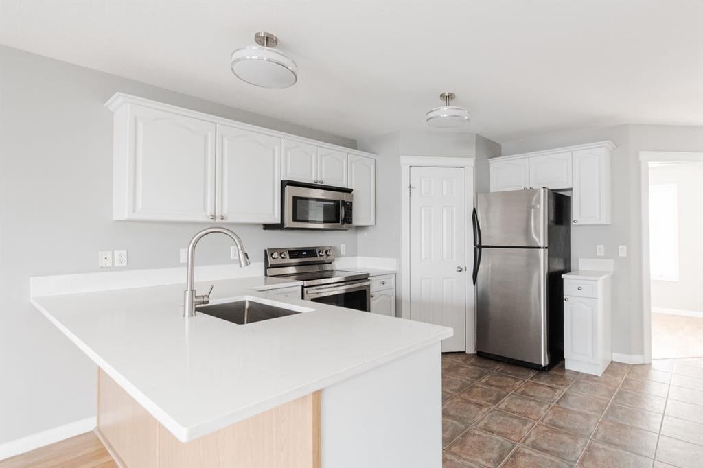 124 Fox Crescent, Fort Mcmurray, AB - Indoor Photo Showing Kitchen With Stainless Steel Kitchen