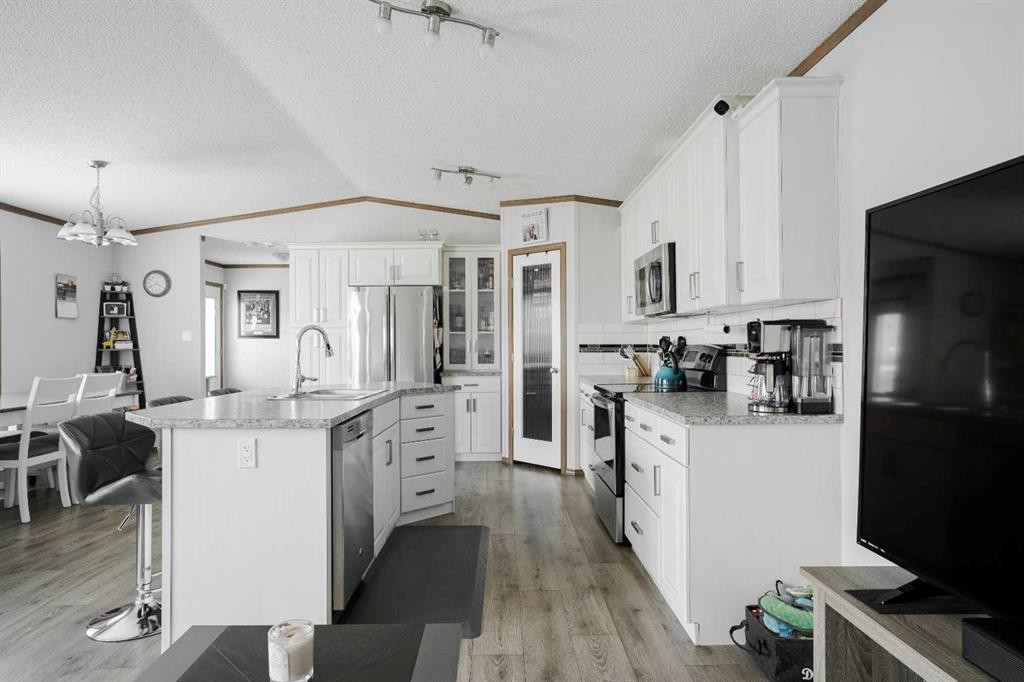 104 Beacon Hill Place, Fort Mcmurray, AB - Indoor Photo Showing Kitchen With Upgraded Kitchen