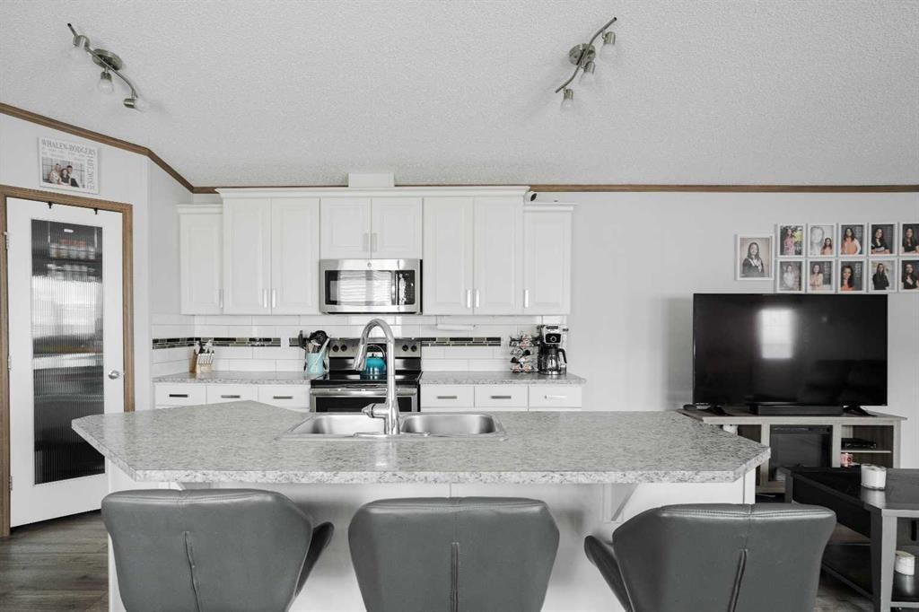 104 Beacon Hill Place, Fort Mcmurray, AB - Indoor Photo Showing Kitchen With Upgraded Kitchen