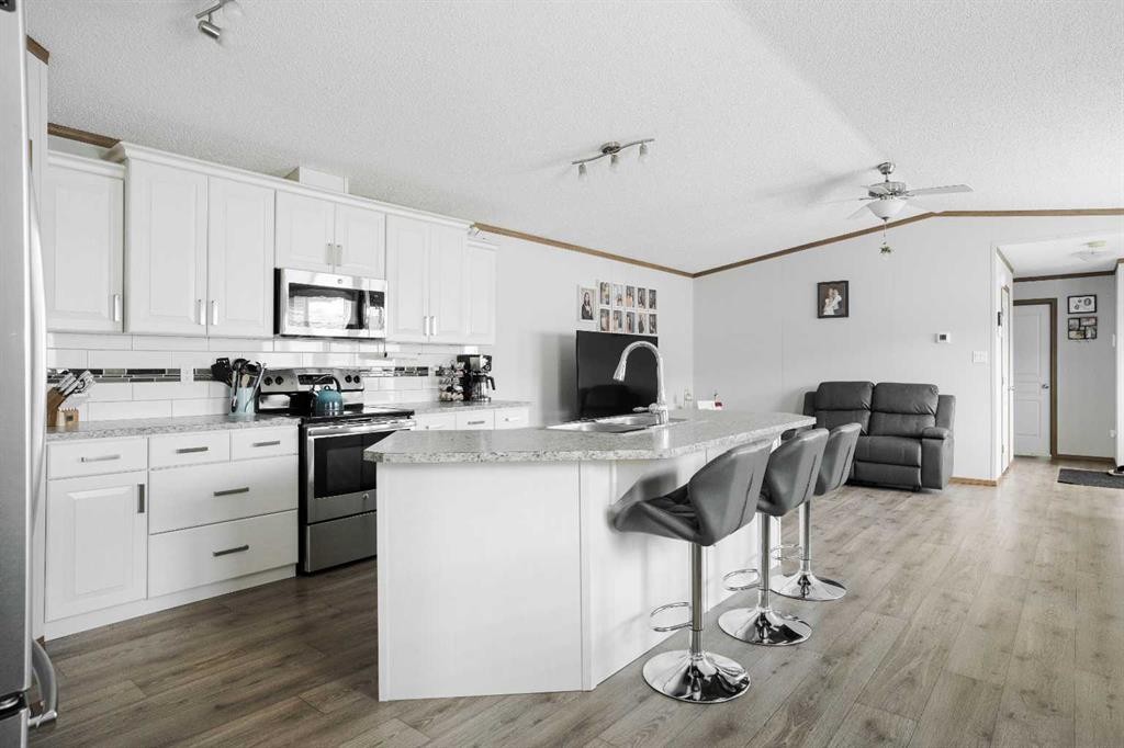 104 Beacon Hill Place, Fort Mcmurray, AB - Indoor Photo Showing Kitchen With Upgraded Kitchen