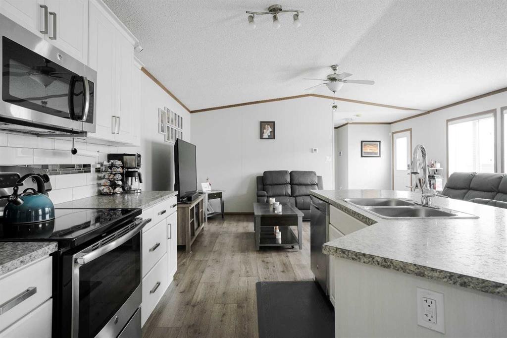 104 Beacon Hill Place, Fort Mcmurray, AB - Indoor Photo Showing Kitchen With Double Sink With Upgraded Kitchen