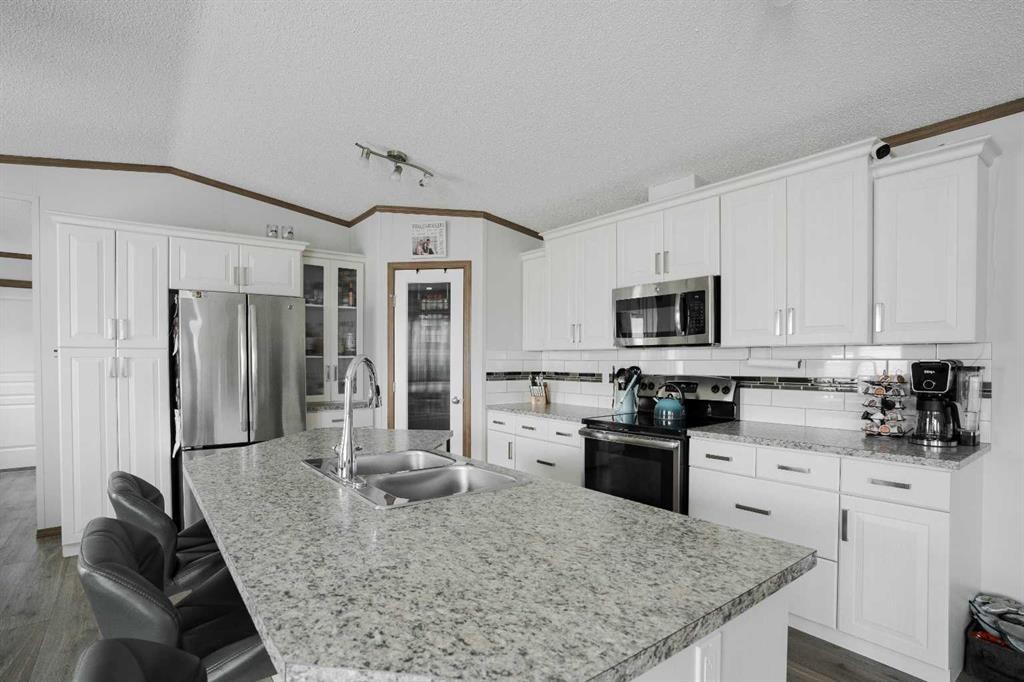 104 Beacon Hill Place, Fort Mcmurray, AB - Indoor Photo Showing Kitchen With Double Sink With Upgraded Kitchen