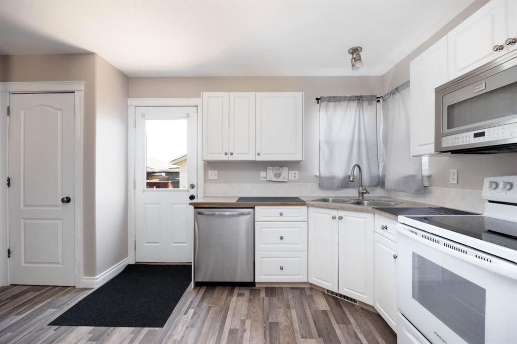 632 Athabasca Avenue, Fort Mcmurray, AB - Indoor Photo Showing Kitchen With Double Sink