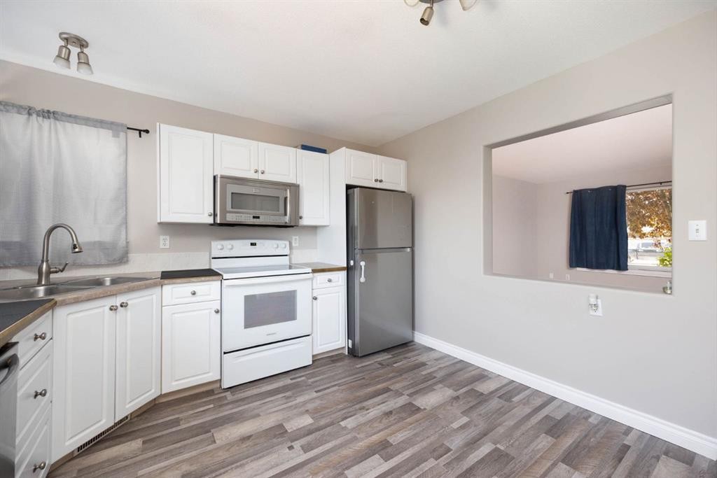 632 Athabasca Avenue, Fort Mcmurray, AB - Indoor Photo Showing Kitchen With Double Sink