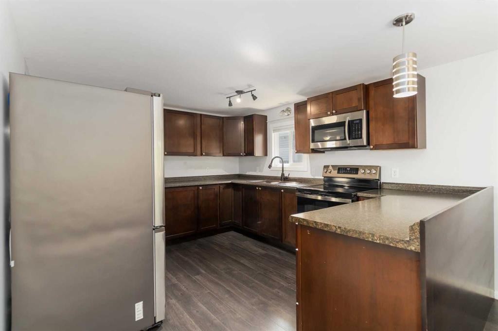180 Greenbriar Bay, Fort Mcmurray, AB - Indoor Photo Showing Kitchen