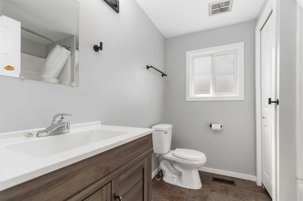 180 Greenbriar Bay, Fort Mcmurray, AB - Indoor Photo Showing Bathroom