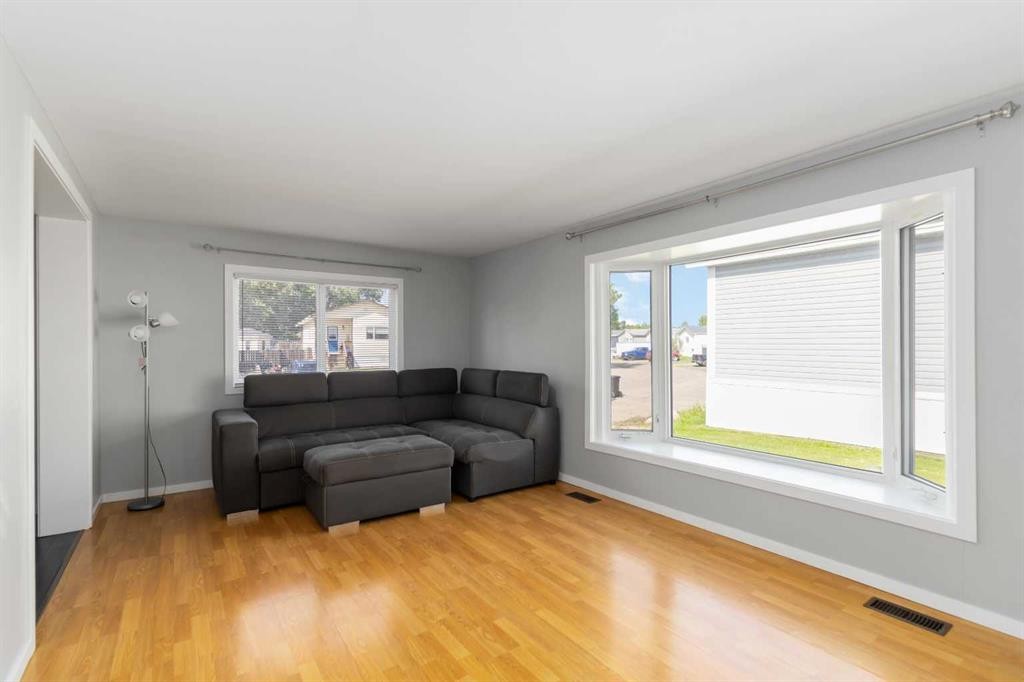 180 Greenbriar Bay, Fort Mcmurray, AB - Indoor Photo Showing Living Room