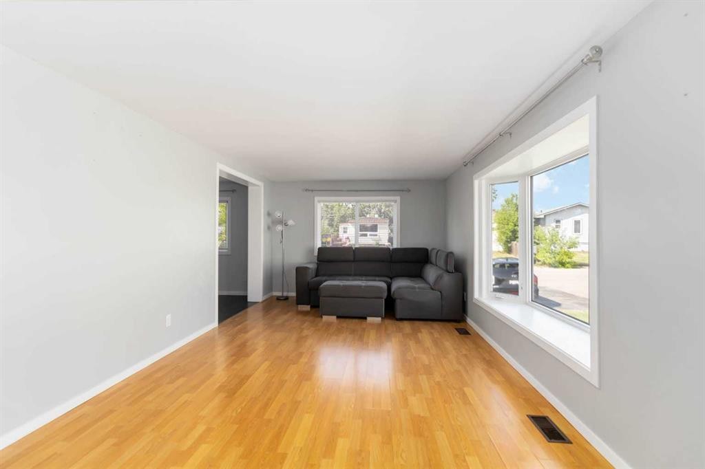 180 Greenbriar Bay, Fort Mcmurray, AB - Indoor Photo Showing Living Room