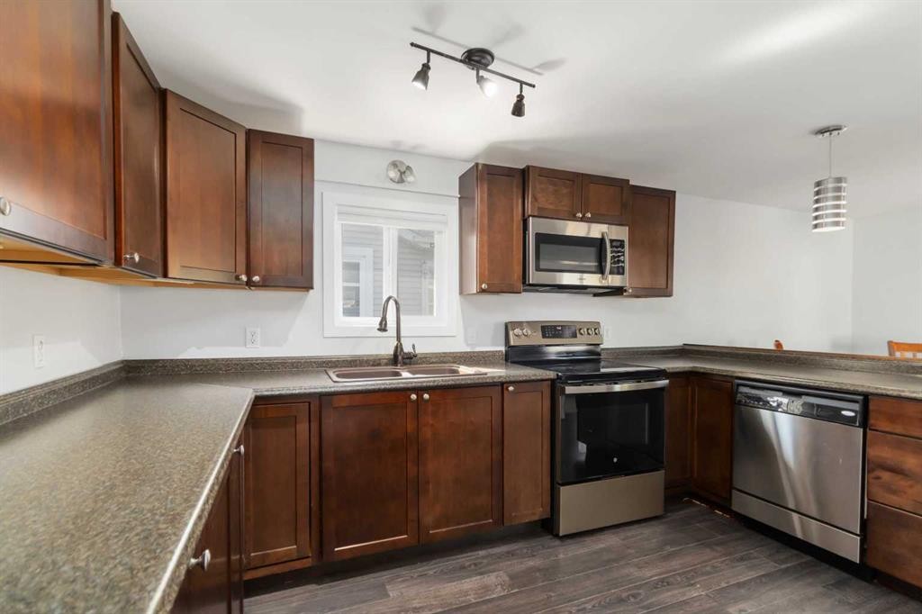 180 Greenbriar Bay, Fort Mcmurray, AB - Indoor Photo Showing Kitchen With Double Sink