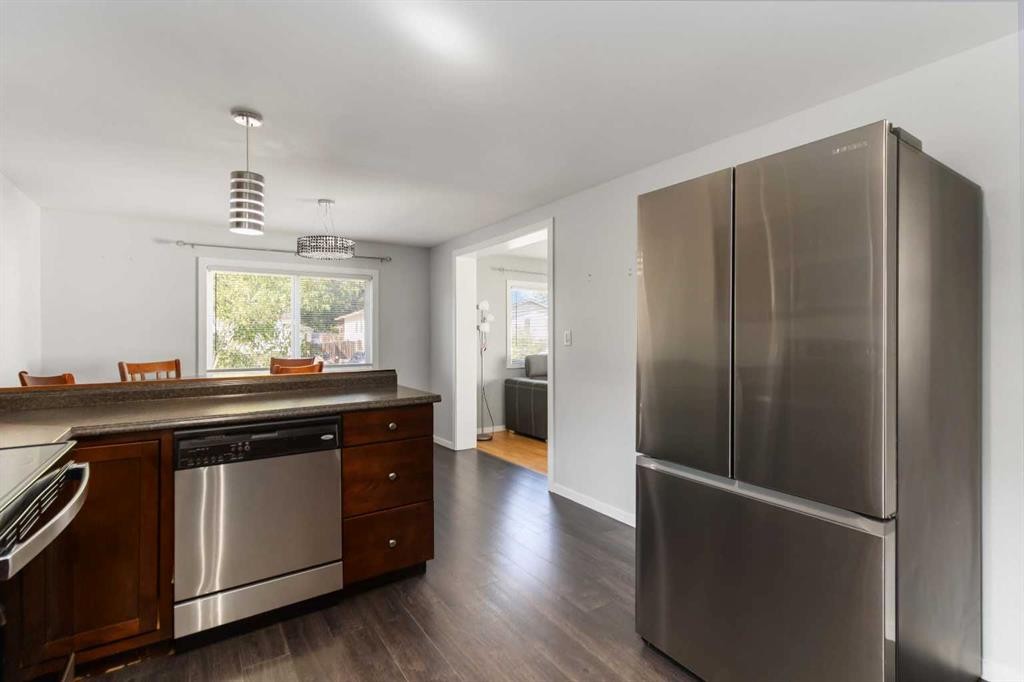 180 Greenbriar Bay, Fort Mcmurray, AB - Indoor Photo Showing Kitchen