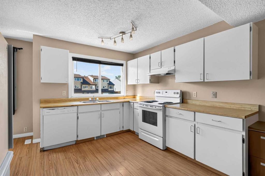 134 Wylie Place, Fort Mcmurray, AB - Indoor Photo Showing Kitchen With Double Sink