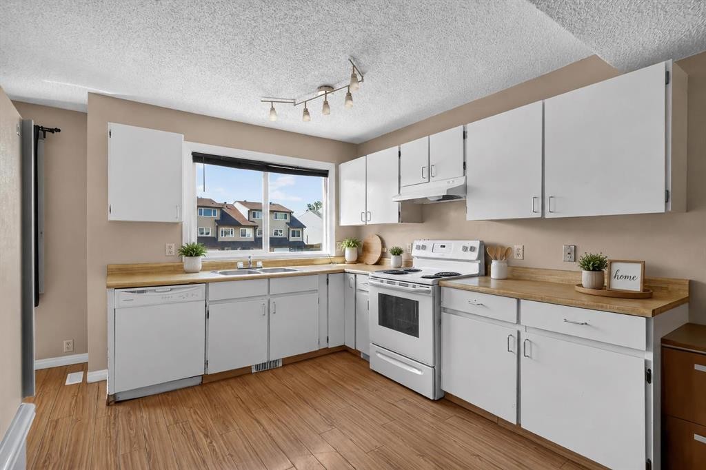 134 Wylie Place, Fort Mcmurray, AB - Indoor Photo Showing Kitchen With Double Sink