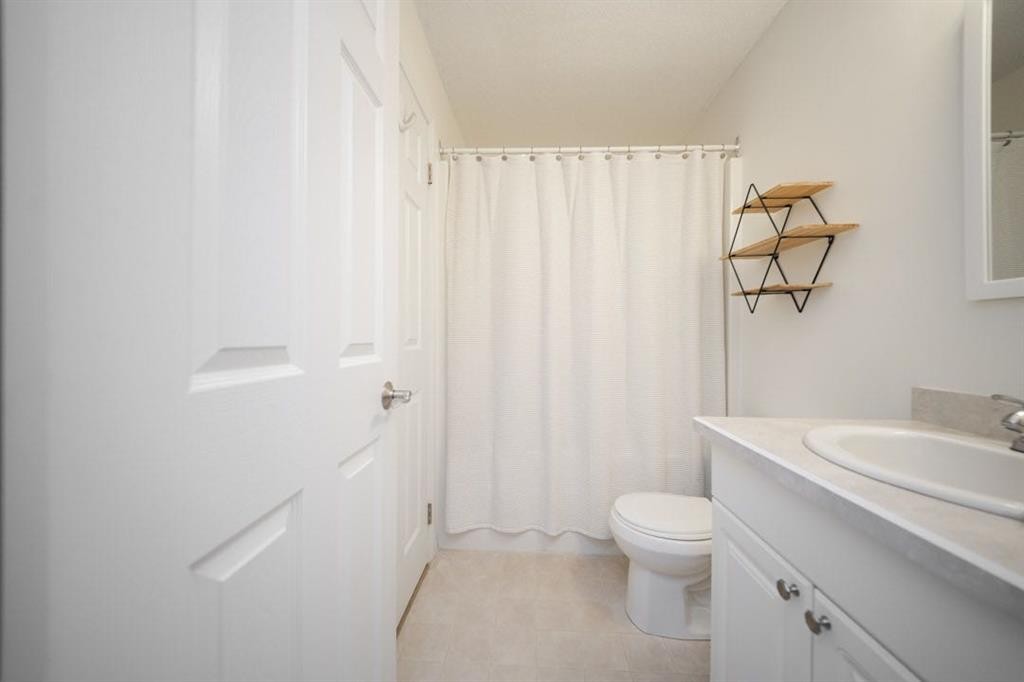 53-100 St.Laurent Way, Fort Mcmurray, AB - Indoor Photo Showing Bathroom