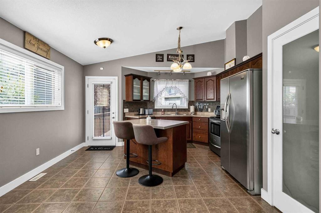 443 Pacific Crescent, Fort Mcmurray, AB - Indoor Photo Showing Kitchen