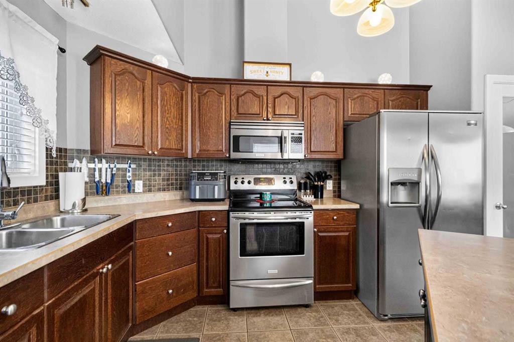 443 Pacific Crescent, Fort Mcmurray, AB - Indoor Photo Showing Kitchen With Double Sink