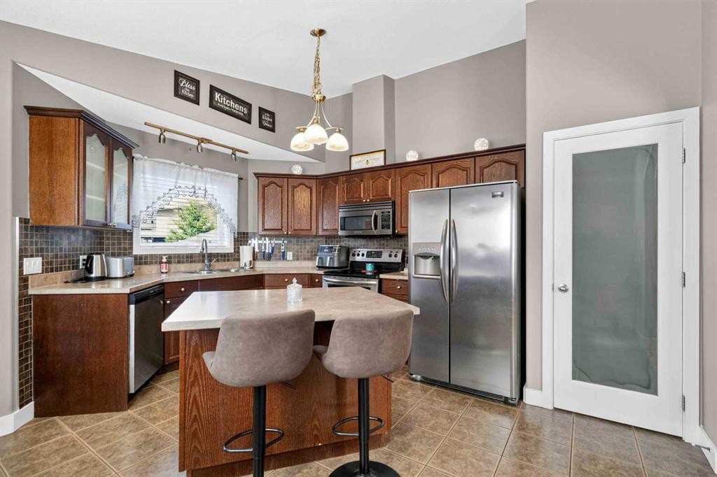 443 Pacific Crescent, Fort Mcmurray, AB - Indoor Photo Showing Kitchen