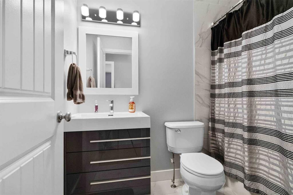 443 Pacific Crescent, Fort Mcmurray, AB - Indoor Photo Showing Bathroom