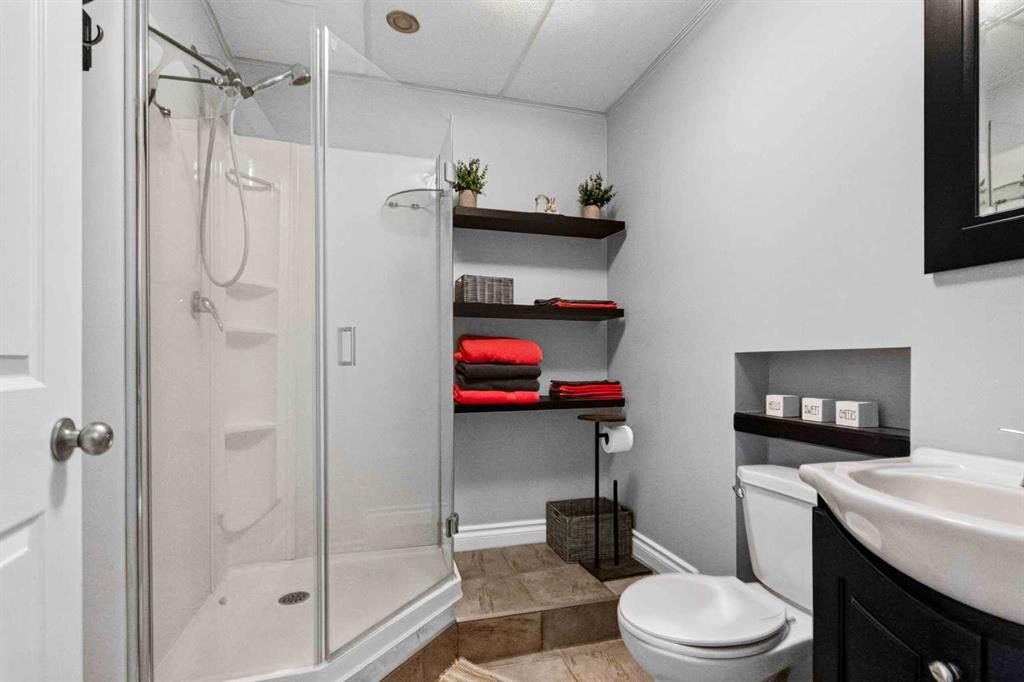 443 Pacific Crescent, Fort Mcmurray, AB - Indoor Photo Showing Bathroom