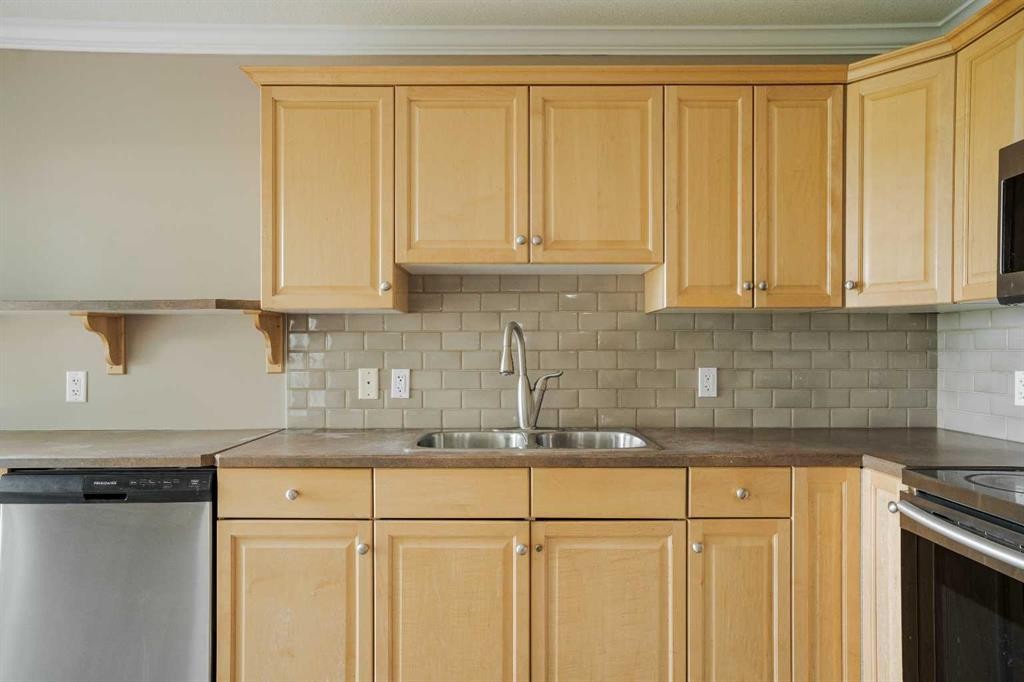 18-193 O'Coffey Crescent, Fort Mcmurray, AB - Indoor Photo Showing Kitchen With Double Sink